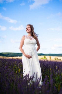 Mükemmel gülümseyen sarışın gelin, açık havada kadın portresi