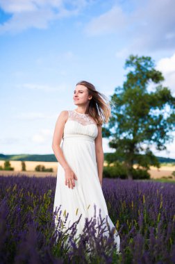 Mükemmel gülümseyen sarışın gelin, açık havada kadın portresi