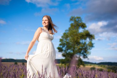 Mükemmel gülümseyen sarışın gelin, açık havada kadın portresi
