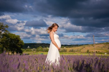 Mükemmel gülümseyen sarışın gelin, açık havada kadın portresi