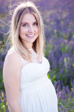 Mükemmel gülümseyen sarışın gelin, açık havada kadın portresi