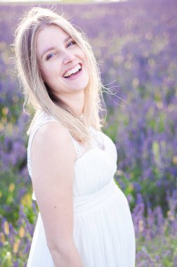 Mükemmel gülümseyen sarışın gelin, açık havada kadın portresi