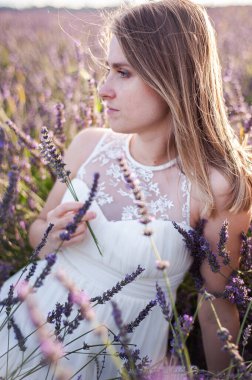 Mükemmel gülümseyen sarışın gelin, açık havada kadın portresi