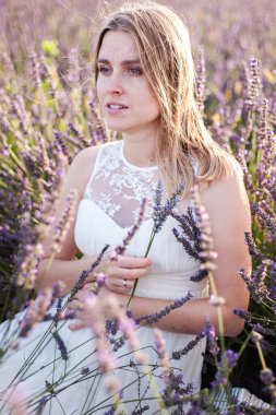 Mükemmel gülümseyen sarışın gelin, açık havada kadın portresi