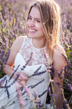 Mükemmel gülümseyen sarışın gelin, açık havada kadın portresi