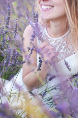 Sahada gülümseyen güzel hamile kadın.