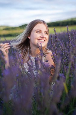 Sahada gülümseyen güzel hamile kadın.