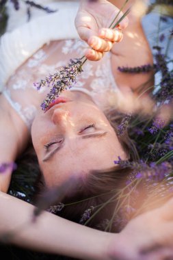 Mükemmel gülümseyen hamile, dışarıda beyaz elbiseli sarışın kadın.