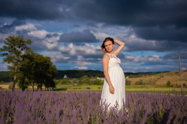 Perfektní Usměvavá Blondýnka Žena Portrét Venku — Stock fotografie