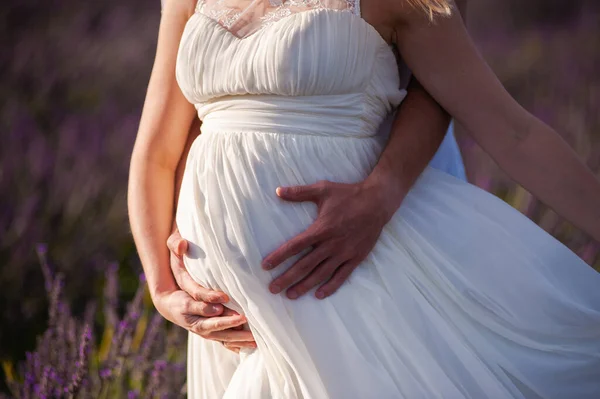 Kobieta Ciąży Mężczyzna Polu — Zdjęcie stockowe
