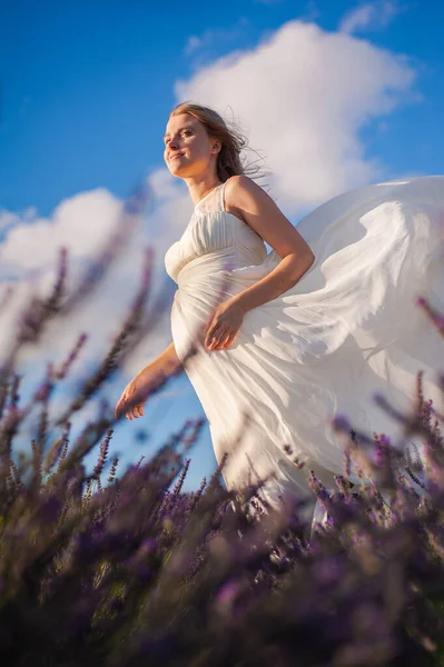 完璧な笑顔ブロンドの花嫁 女性の肖像屋外 — ストック写真