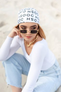 Kumda bir kadın, günlük kıyafetler.