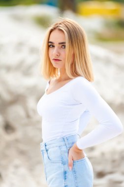 Kumda bir kadın, günlük kıyafetler.