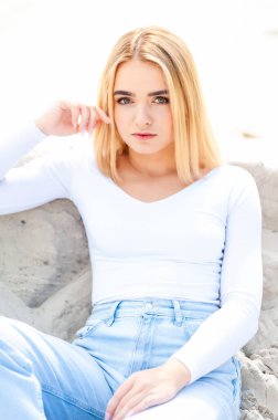 Kumda bir kadın, günlük kıyafetler.