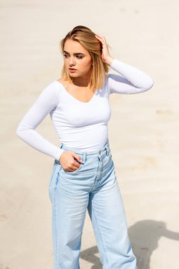 Kumda bir kadın, günlük kıyafetler.