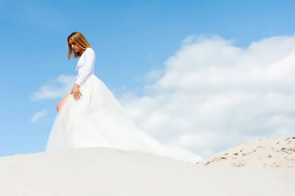 Piękna Młoda Kobieta Białej Sukience Pozowanie Plaży — Zdjęcie stockowe