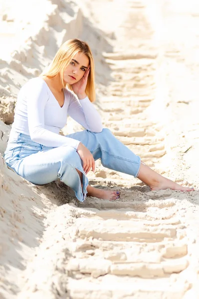 砂の上の女性 カジュアルな服 — ストック写真