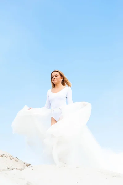 Schöne Braut Weißen Kleid Posiert Strand — Stockfoto