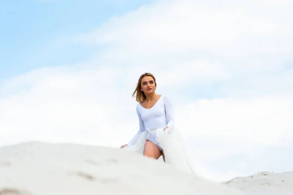 Mooie Bruid Witte Jurk Poseren Het Strand — Stockfoto