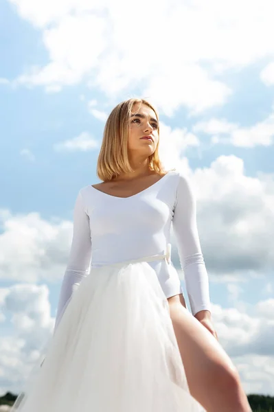 Mooie Bruid Witte Jurk Poseren Het Strand — Stockfoto