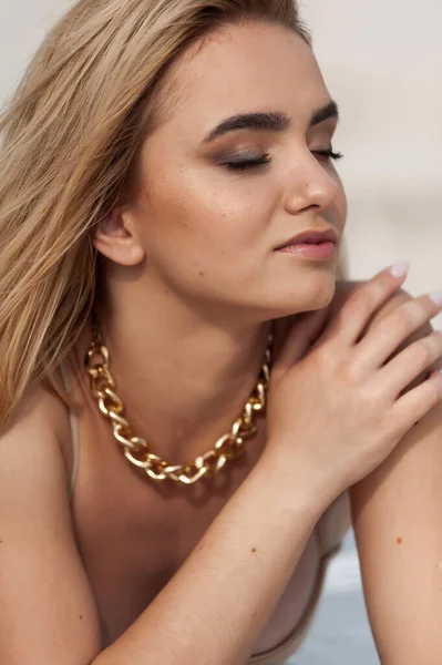 Porträt Einer Schönen Jungen Frau Die Strand Posiert — Stockfoto