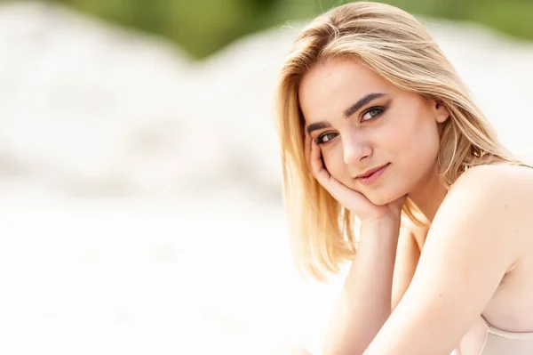 Portrait Beautiful Young Woman Posing Beach — стоковое фото