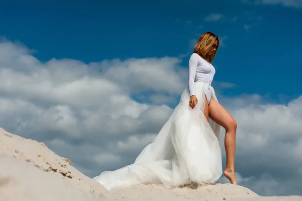 白いドレスを着た美しい花嫁がビーチでポーズをとって — ストック写真