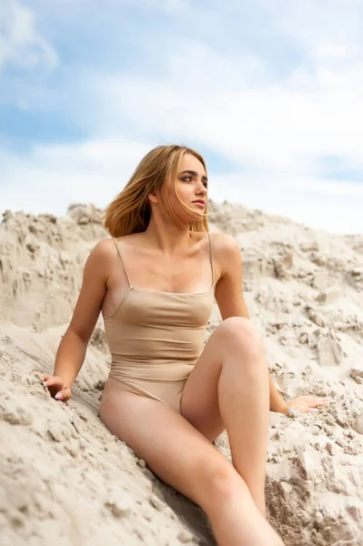 Jong Mooi Meisje Badpak Poseren Het Strand — Stockfoto