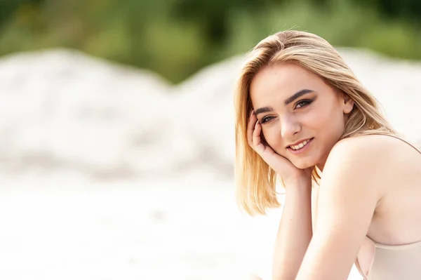 Portrait Beautiful Young Woman Posing Beach — стоковое фото