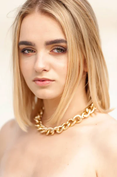 Portret Van Een Mooie Jonge Vrouw Poseren Het Strand — Stockfoto