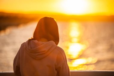 Güzel deniz manzarası. Dalgaların ve gökyüzünün güzel rengi