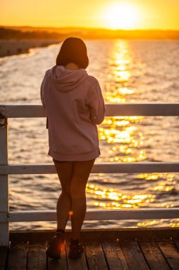 Güzel deniz manzarası. Dalgaların ve gökyüzünün güzel rengi