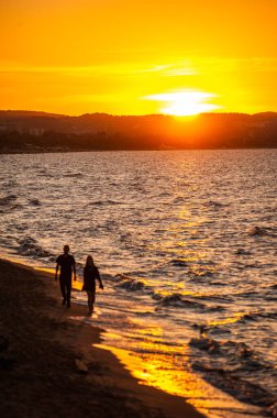 Güzel deniz manzarası. Dalgaların ve gökyüzünün güzel rengi