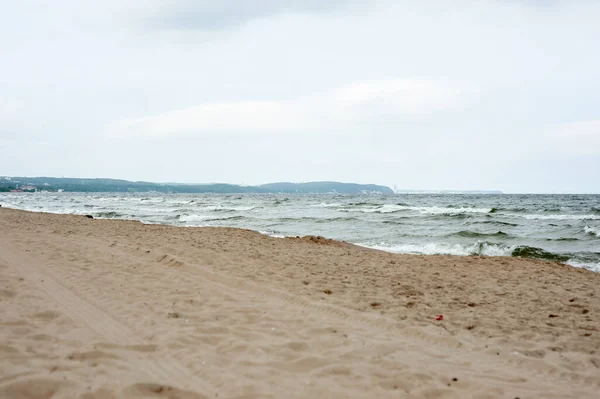 Красивый Пляж Морскими Волнами Песком — стоковое фото