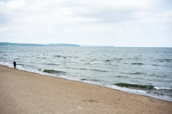 Belle Plage Avec Vagues Mer Ciel Bleu — Photo