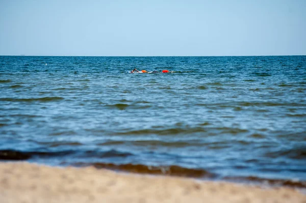 Морская Вода Голубым Небом — стоковое фото