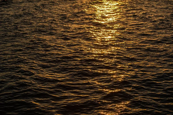 美しい海の夜の風景 波と空の美しい色 — ストック写真