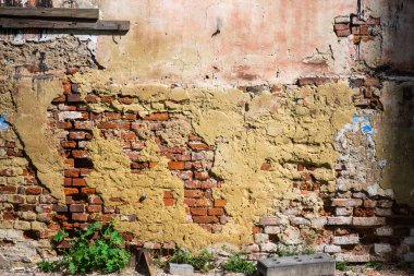 Kırmızı ve beyaz tuğlalı eski tuğla duvar
