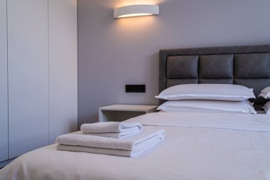 Yatak odasının içi aydınlık. Kiralık.