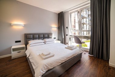 Yatak odasının içi aydınlık. Kiralık.