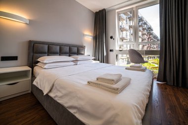 Yatak odasının içi aydınlık. Kiralık.