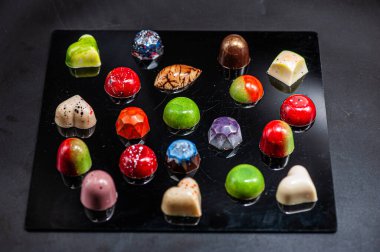 Arka planda izole edilmiş çeşitli çikolatalı şekerler.