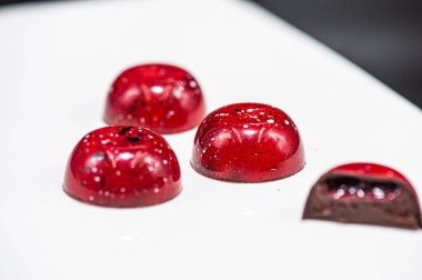 Arka planda izole edilmiş çeşitli çikolatalı şekerler.