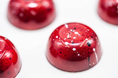 Arka planda izole edilmiş çeşitli çikolatalı şekerler.