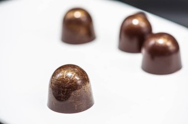 Arka planda izole edilmiş çeşitli çikolatalı şekerler.