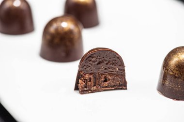Arka planda izole edilmiş çeşitli çikolatalı şekerler.