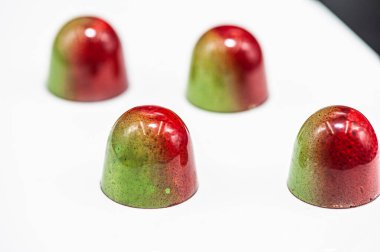 Arka planda izole edilmiş çeşitli çikolatalı şekerler.