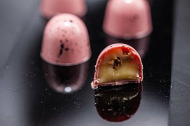 Arka planda izole edilmiş çeşitli çikolatalı şekerler.