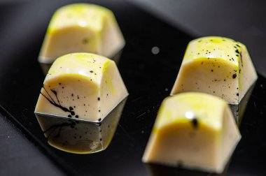 Arka planda izole edilmiş çeşitli çikolatalı şekerler.