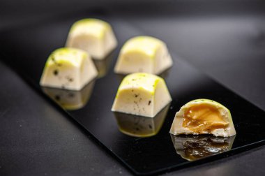 Arka planda izole edilmiş çeşitli çikolatalı şekerler.